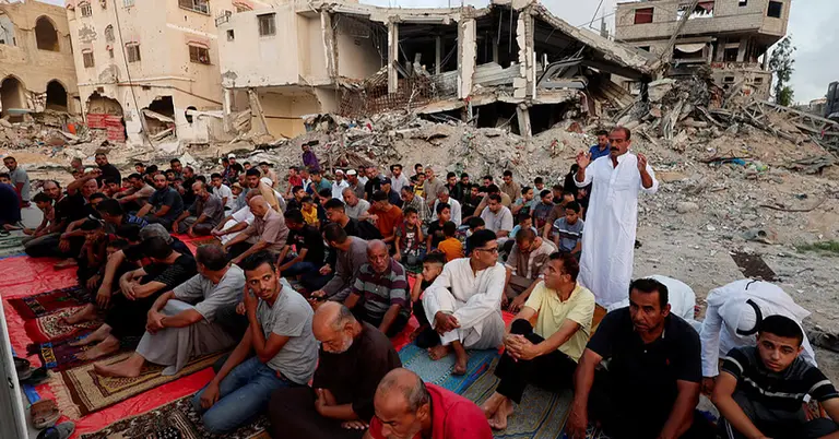 ঈদের নামাজ আদায় করছেন যুদ্ধবিধ্বস্ত গাজাবাসীরা